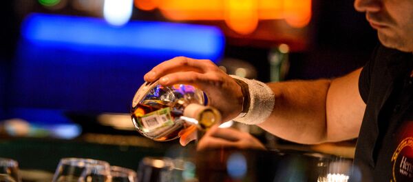 Бармен разливает напитки - Sputnik Moldova