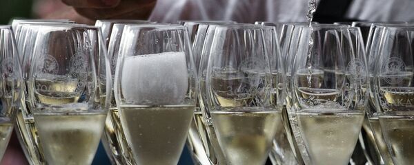 Бокалы с шампанским Бокалы с шампанским - Sputnik Молдова