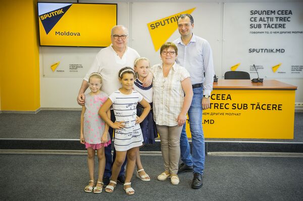 Владимир Новосадюк, Вячеслав Пержу, Емилия Данич, Татьяна Унтилова, Ольга Шумейко и Ирина Шумейко  - Sputnik Молдова