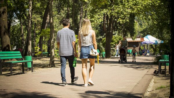 Люди в парке - Sputnik Молдова