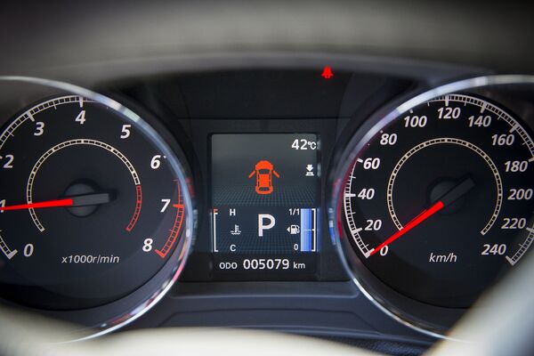 Termometrul din mașină indică +42 de grade Celsius - Sputnik Moldova