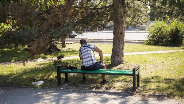 Человек отдыхает на скамейке - Sputnik Молдова