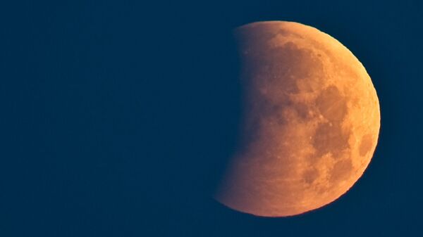 Les amateurs d'astronomie ont pu observer une éclipse lunaire complète de le 21 décembre, jour de solstice d'hiver. - Sputnik Moldova-România