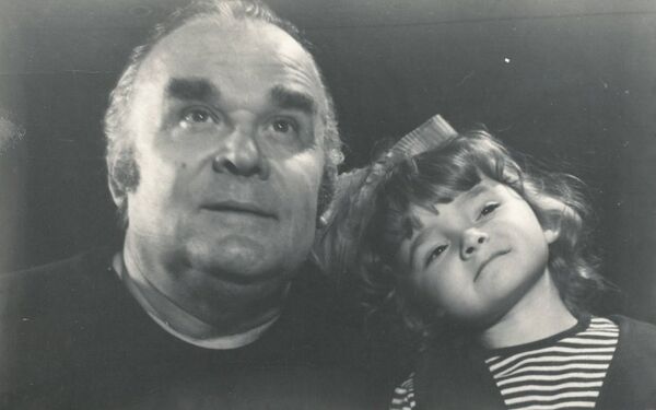 Еуджениу Уреке с маленькой внучкой Лилианой Еуджениу Уреке с маленькой внучкой Лилианой - Sputnik Молдова