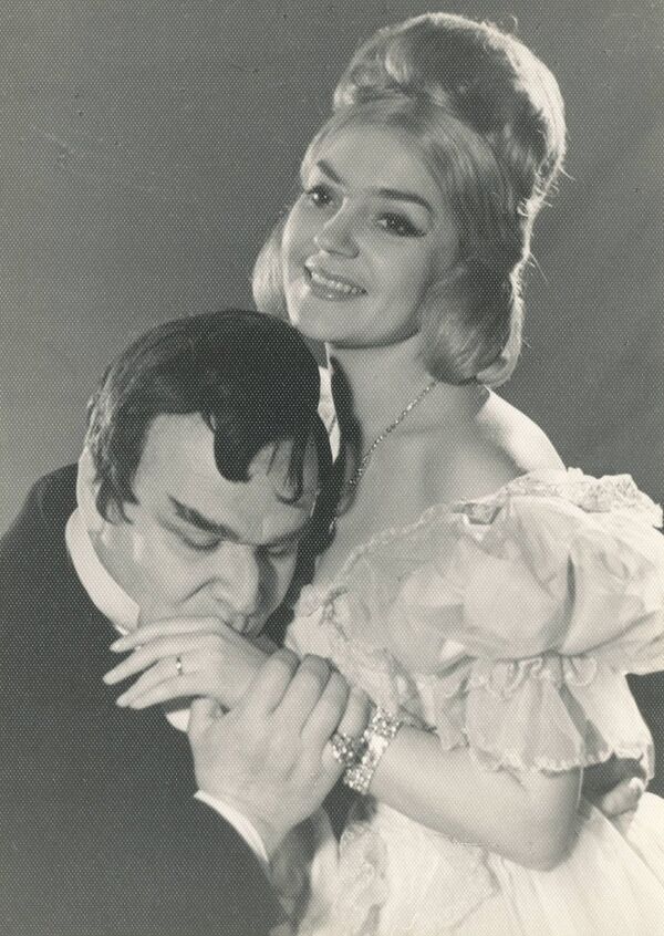 Маргарета Уреке и Еуджениу Уреке в спектакле Маскарад по одноименной драме Лермонтова Маргарета Уреке и Еуджениу Уреке в спектакле Маскарад по одноименной драме Лермонтова - Sputnik Молдова