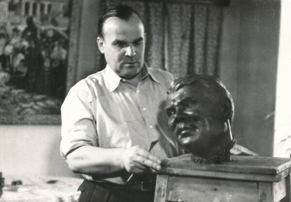 Еуджениу Уреке за работой Еуджениу Уреке за работой - Sputnik Молдова