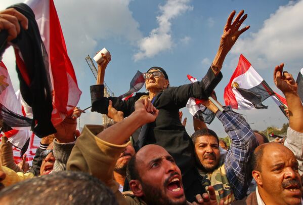 Сторонники военного правительства Египта во время демонстрации на площади Аббасия в Каире, 2011 год - Sputnik Молдова