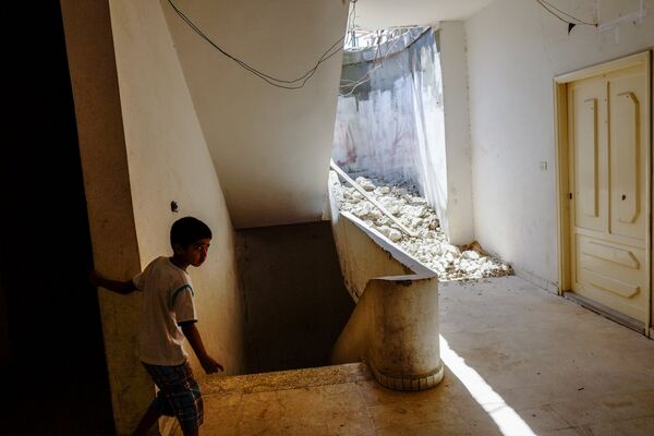 Мальчик из семьи сирийских беженцев в одном из домов в городе Хальба на севере Ливана, 2013 год - Sputnik Молдова