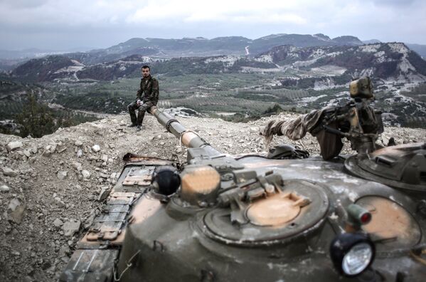 Танкисты правительственных войск сирийской армии на вершине холма в провинции Латакия рядом с турецкой границей, 2013 год - Sputnik Молдова