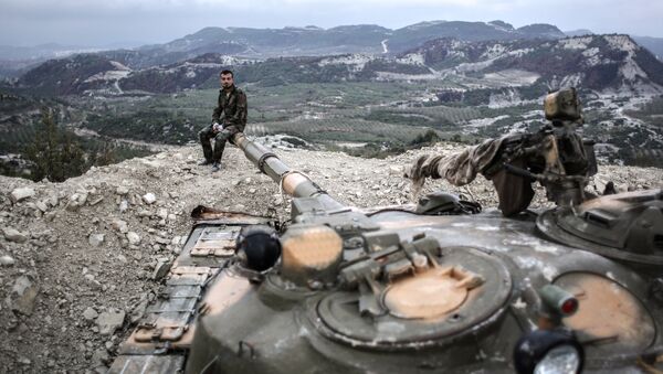 Танкисты правительственных войск сирийской армии на вершине холма в провинции Латакия рядом с турецкой границей, 2013 год - Sputnik Moldova-România