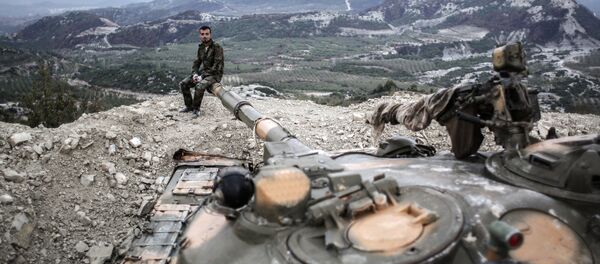 Танкисты правительственных войск сирийской армии на вершине холма в провинции Латакия рядом с турецкой границей, 2013 год - Sputnik Moldova-România