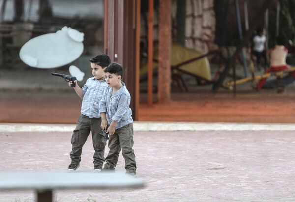 Мальчики с пистолетами играют в войну в Латакии, 2013 год - Sputnik Молдова