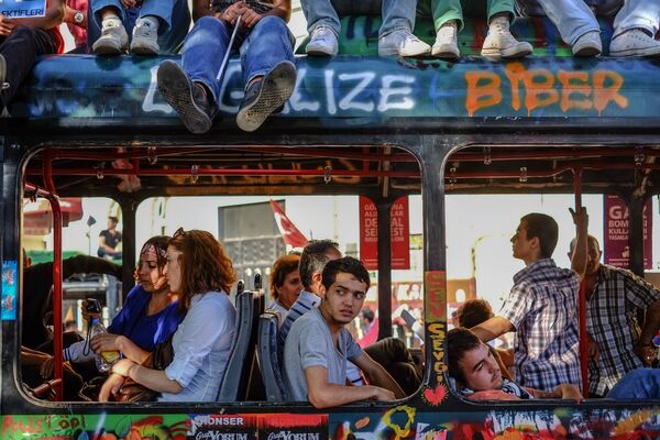 Горожане в революционном автобусе на площади Таксим в Стамбуле, 2013 год - Sputnik Молдова