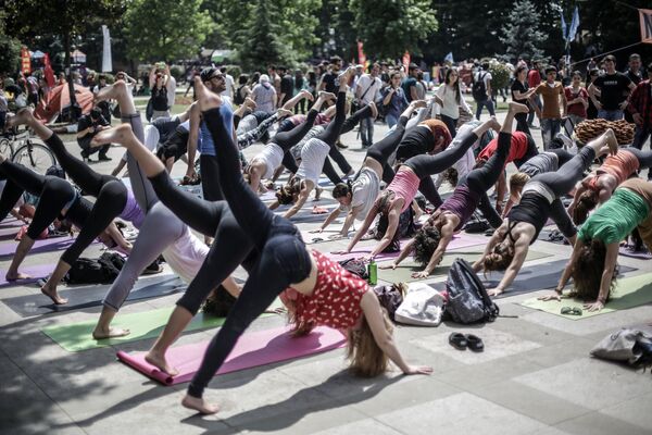 Участники акции протеста занимаются гимнастикой в парке Гези в Стамбуле, 2013 год - Sputnik Молдова
