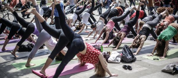 Участники акции протеста занимаются гимнастикой в парке Гези в Стамбуле, 2013 год - Sputnik Moldova-România