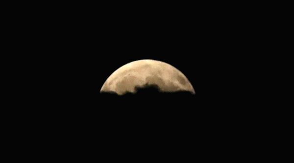 Луна во время частичного лунного затмения в Анкаре - Sputnik Молдова