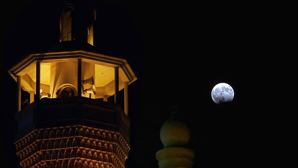 Луна во время частичного лунного затмения в небе Кувейта - Sputnik Молдова