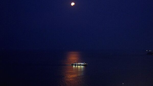 Луна, наблюдаемая в частичном лунном затмении над кораблем на острове Закинтос - Sputnik Молдова
