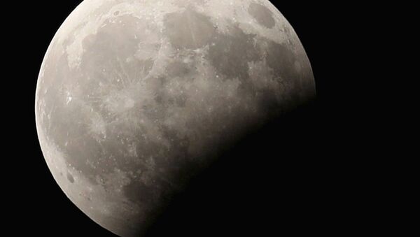 Луна во время частичного лунного затмения в небе Каира - Sputnik Молдова