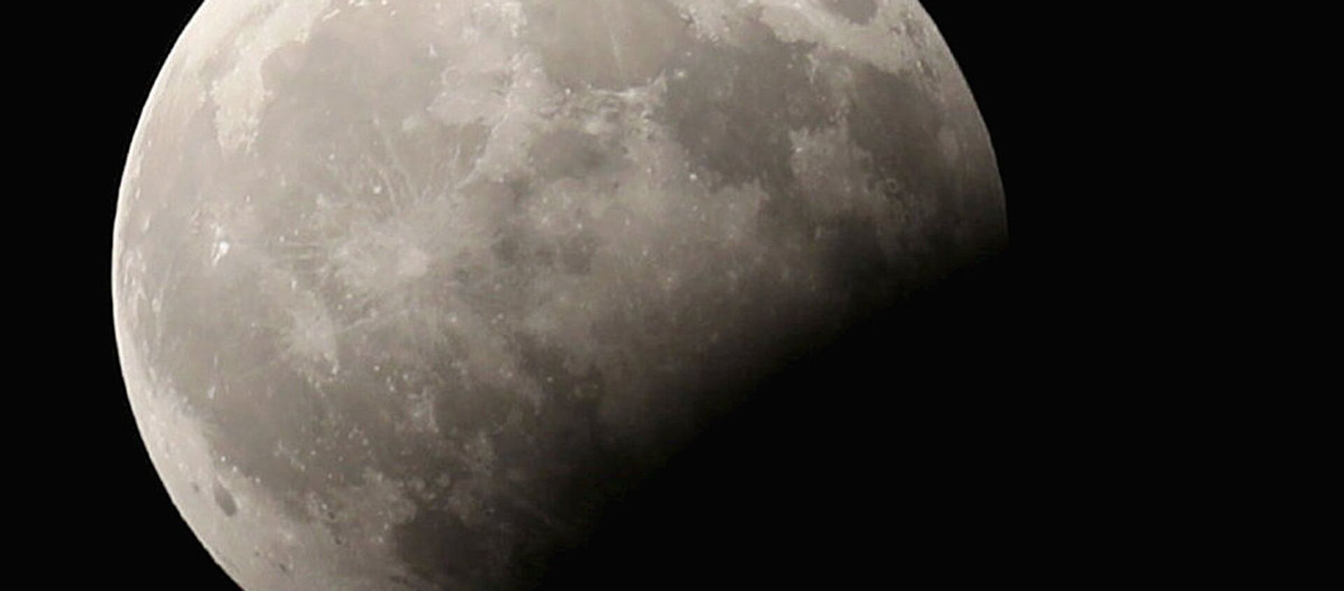 Луна во время частичного лунного затмения в небе Каира - Sputnik Молдова, 1920, 09.03.2021