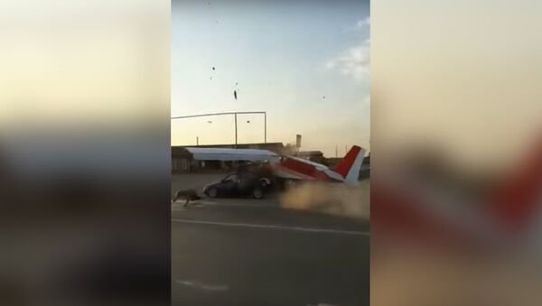Недовзлетел: в Чечне частный самолет врезался в припаркованную машину - Sputnik Молдова