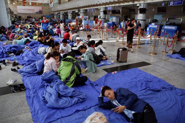 Пассажиры в зале аэропорта китайского округа Цзючжайгоу, где произошло землетрясение, дожидаются вылета - Sputnik Молдова