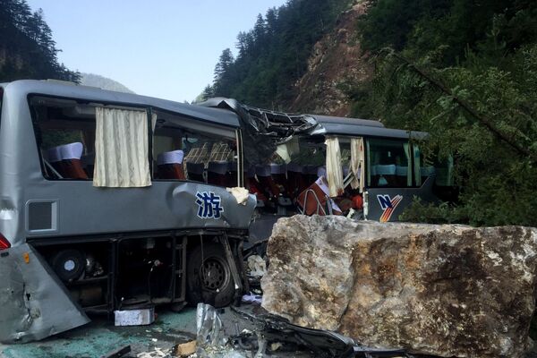 Пострадавший в результате землетрясения на юге Китая туристический автобус - Sputnik Молдова