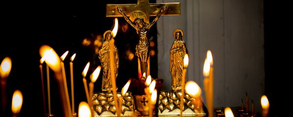 Распятие и свечи - Sputnik Moldova
