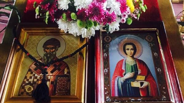 Icoana Sfântului Mare Mucenic Pantelimon și a Sfântului Spiridon, Biserica Întâmpinarea Domnului din incinta USM - Sputnik Moldova