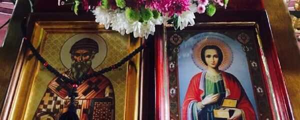 Icoana Sfântului Mare Mucenic Pantelimon și a Sfântului Spiridon, Biserica Întâmpinarea Domnului din incinta USM - Sputnik Moldova