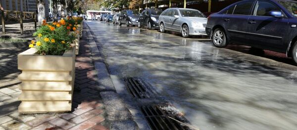 В самом центре столицы прорвало канализацию - Sputnik Moldova