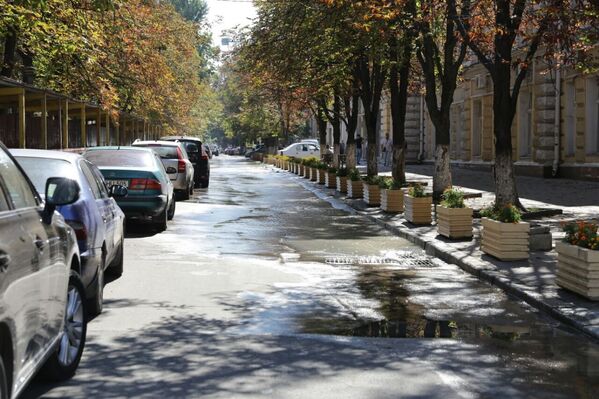 В самом центре столицы прорвало канализацию - Sputnik Молдова