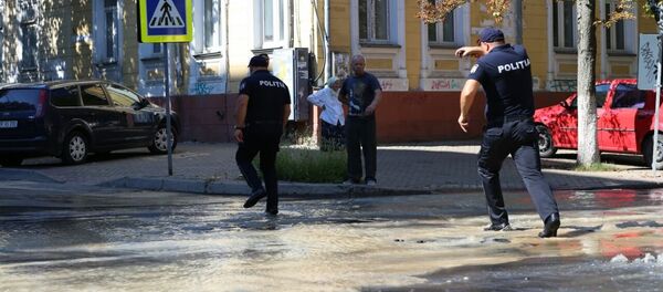 В самом центре столицы прорвало канализацию - Sputnik Молдова