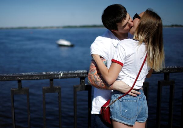 Пара целуется на берегу Волги в Волгограде - Sputnik Молдова
