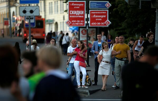 пара в ожидании зеленого света на переходе в Нижнем Новгороде - Sputnik Молдова