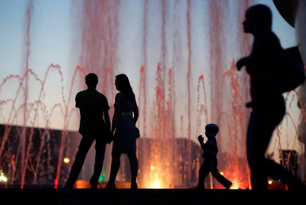 Силуэты перед музыкальным фонтаном Звезда Тысячешлетия в Саранске - Sputnik Молдова