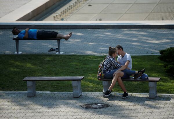 Пара обнимается в парке в Ростове-на-Дону - Sputnik Молдова