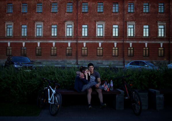 Пара на скамейке в Нижнем Новгороде - Sputnik Молдова