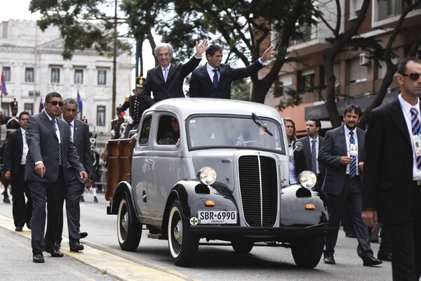 Президент Уругвая Табаре Васкес и вице-президент Уругвая Рауль Сендик приветсвуют народ после церемонии инаугурация в Монтевидео - Sputnik Молдова