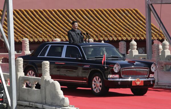Председатель Китайской Народной Республики Си Цзиньпин Китая Си Цзиньпин в своем автомобиле на военном параде в Пекине - Sputnik Молдова