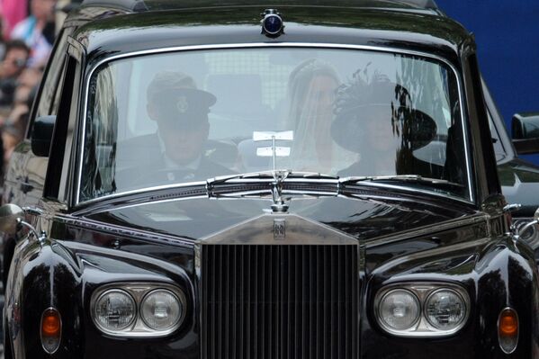 Кейт Миддлтон со своим отцом на заднем сидении автомобиля Rolls Royce Phantom VI в день ее свадьбы с принцем Уильямом в Лондоне - Sputnik Молдова