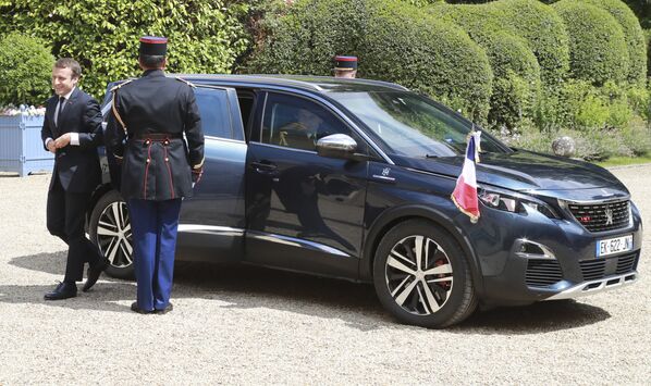 Президент Франции Эммануэль Макрон у своего автомбиля Citroen DS 7 Crossback - Sputnik Молдова