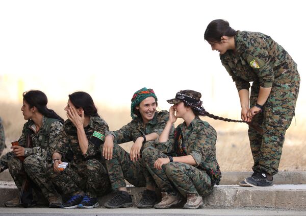 Военнослужащие Демократических сил Сирии сидят на обочине в городе Хасака, Сирия - Sputnik Молдова