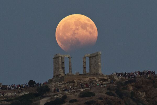 Частичное лунное затмение над храмом Посейдона в Греции - Sputnik Молдова