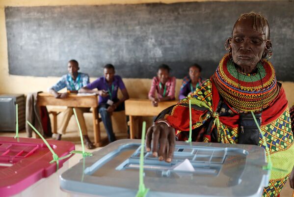 Женщина из африканского народа Туркана голосует на выборах в Кении - Sputnik Молдова