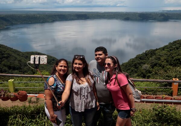 Лагуна Апойо - это озеро в кратере потухшего вулкана в Никарагуа. В отличие от многих похожих озер, вода в Апойо пригодна для жизни. Её можно пить, в ней можно купаться. В озере много рыбы, но хозяйственная деятельность в озере и округе запрещена - Sputnik Молдова