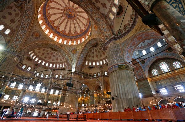 Стамбул сегодня становится все более космополитичным, тем не менее, он не теряет своего неповторимого колорита, который царит, например, на Большом базаре или на главной городской площади Султанахмет, где расположена Голубая мечеть. Эта мечеть является символом города, она пленит своей грандиозностью и изяществом, более величественной и пышно убранной мечети больше нет нигде в мире - Sputnik Молдова