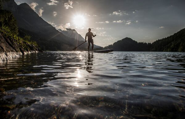 Великолепное озеро Хинтерштайнер находится в Австрии на высоте 882 м. В этом месте вам захочется остановить время, чтобы как можно дольше смотреть на идеально ровную сверкающую гладь воды в окружении заснеженных вершин и слушать тишину - Sputnik Молдова