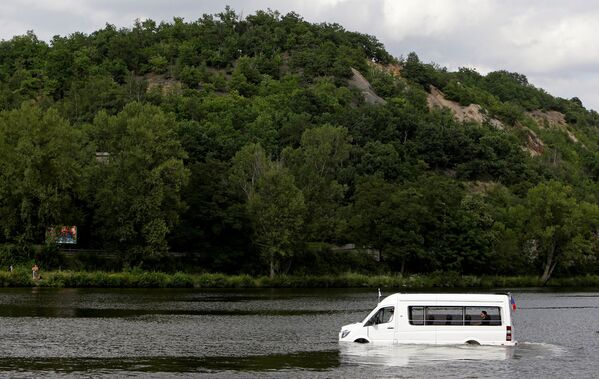 По главной реке Праги, Влтаве, курсирует необычный транспорт. Изобретатель превратил сухопутный микроавтобус в амфибию, и теперь предлагает пассажирам прокатиться таким необычным способом - Sputnik Молдова