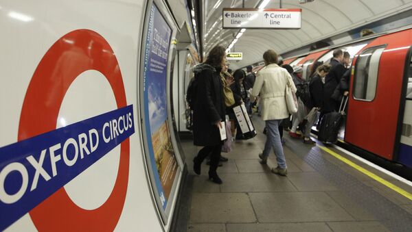 People board an underground Tube train at Oxford Circus underground station in London. (File) - Sputnik Moldova-România